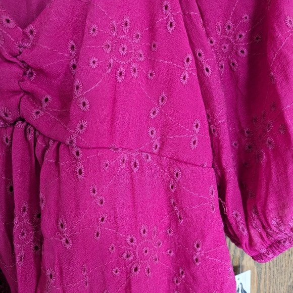 Sophia Vergara Fuschia Eyelet Lace top Size M  NWT - Picture 2 of 4